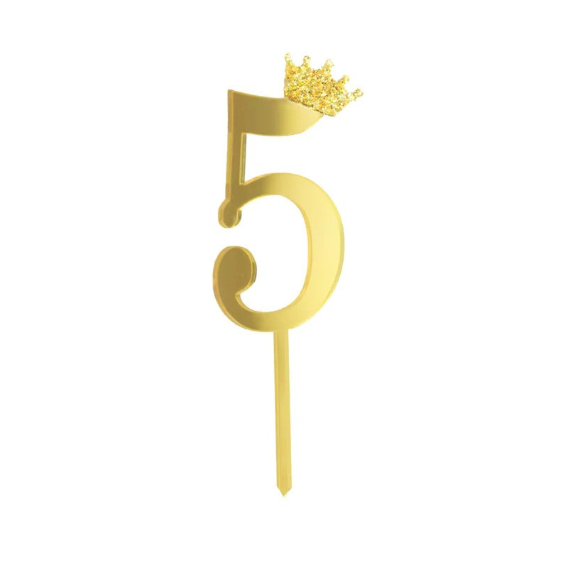 5-ös szám koronás tortadísszel, arany plexiüveg díszítéssel