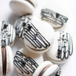 Drip Fun Cakes mit Belag aus WEISSER SCHOKOLADE Drip Fun Cakes mit Belag aus WEISSER SCHOKOLADE