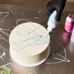 Drip Fun Cakes mit Belag aus WEISSER SCHOKOLADE