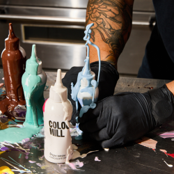 Drip Fun Cakes mit Belag aus WEISSER SCHOKOLADE