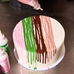 Drip Fun Cakes mit Belag aus WEISSER SCHOKOLADE
